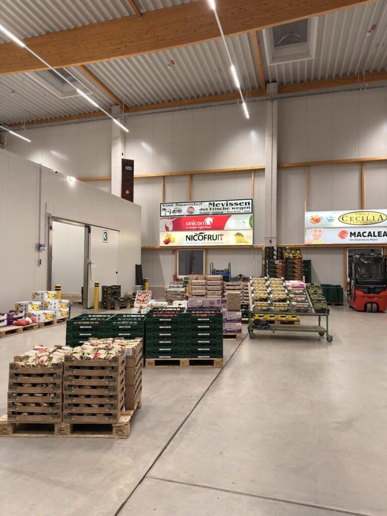 Lagerhalle von Hasan Atula e.K. in Hilden mit Obst- und Gemüsepaletten