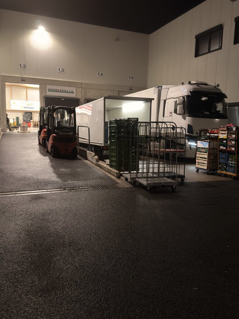 Laderampe von Hasan Atula e.K. in Hilden mit Kühl-LKW und Gabelstaplern